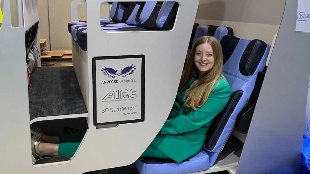 La primera versión del asiento de avión Chaise Longue en AIX 2022. (Crédito: Francesca Street/CNN)