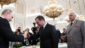 Medvedev junto a Putin. El expresidente de Rusia volvió a dejar una amenaza nuclear.