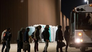 Se enfrentan algunos estados de EE.UU. por envío de migrantes