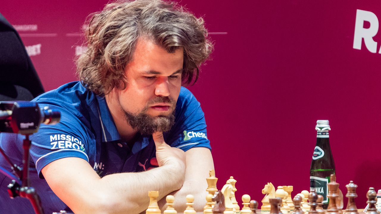 Dommaraju Gukesh Derrota Al Campeón De Ajedrez Magnus Carlsen En Su ...