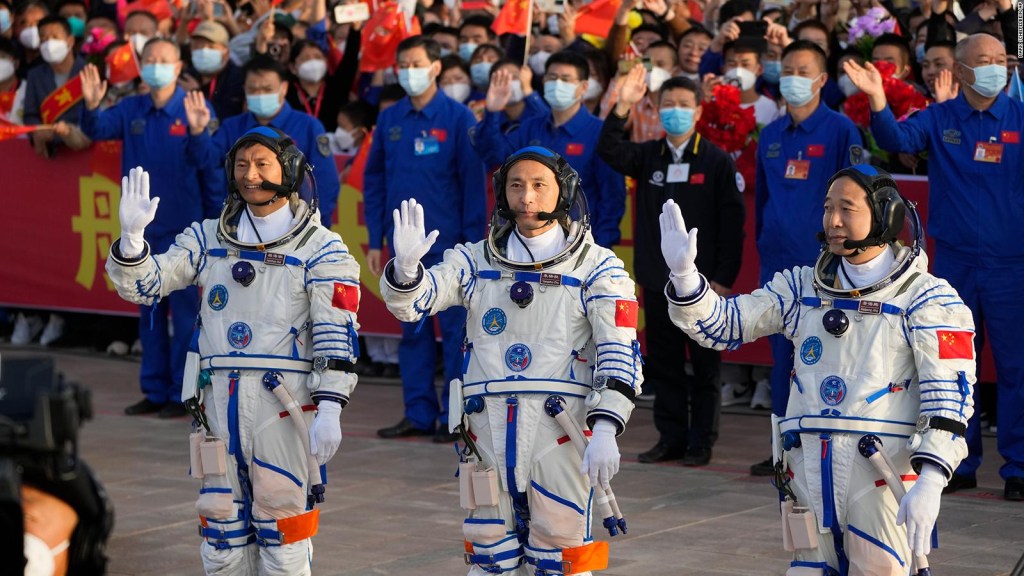 Trzej chińscy astronauci wracają na Ziemię po misji kosmicznej