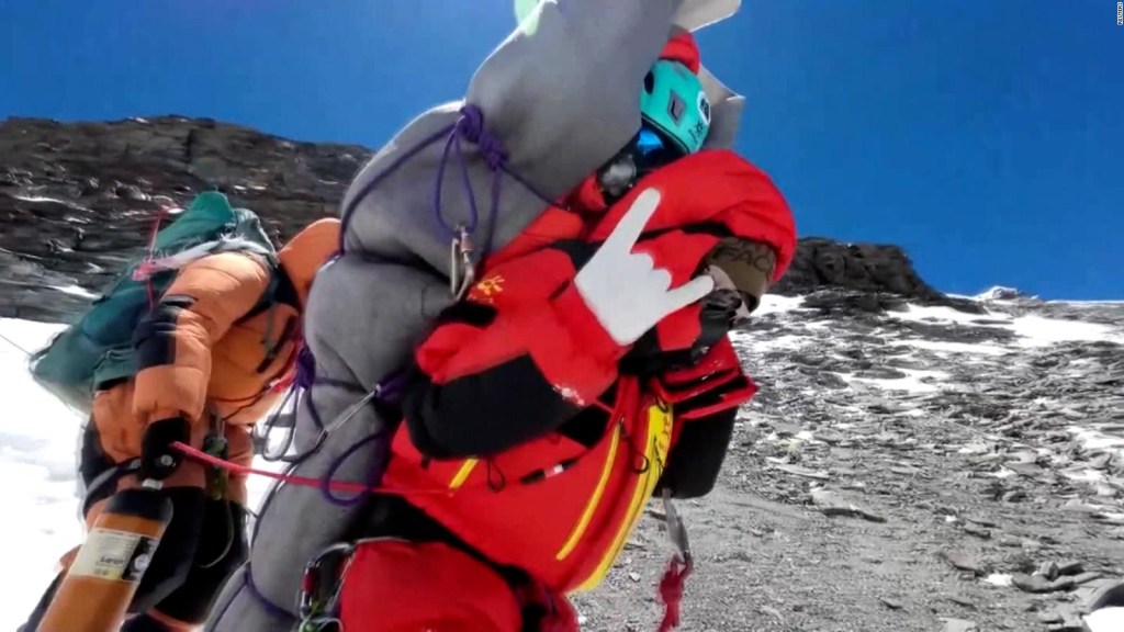 Un escalador es rescatado cerca de la cima del monte Everest