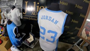 ¿Cuánto pagarías por una camiseta usada por Michael Jordan?