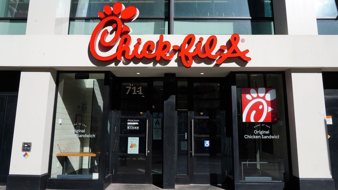 Cómo ChickfilA se convirtió en objetivo por volverse "woke"