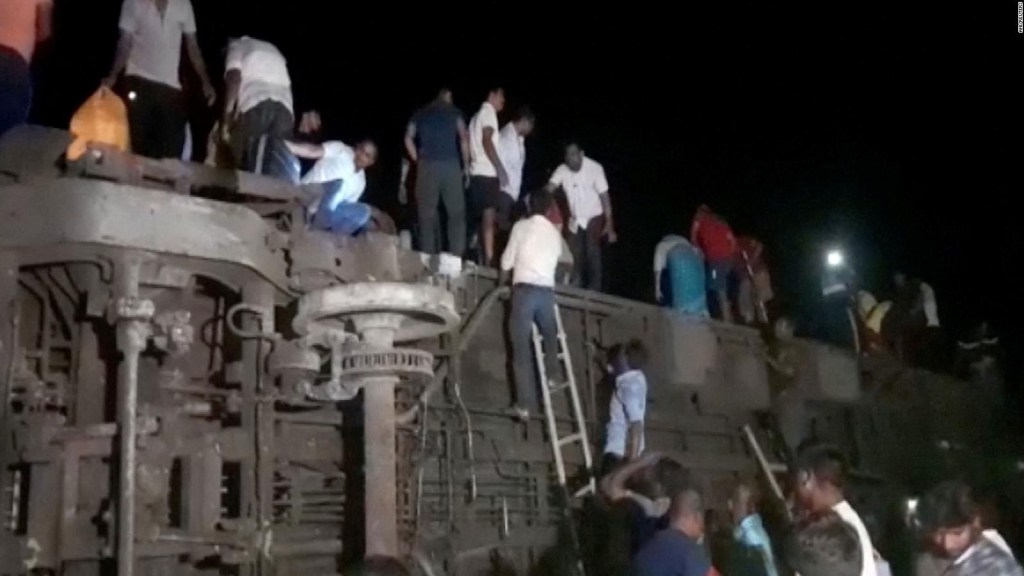 Colisión de trenes en la India ya más de 200 muertos