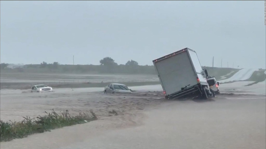 Chaos on a major Texas highway after shocking flooding