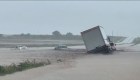 Caos en una importante autopista de Texas tras impactante inundación