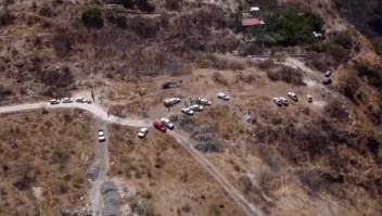 Policía de Jalisco halla 45 bolsas con restos humanos en una barranca