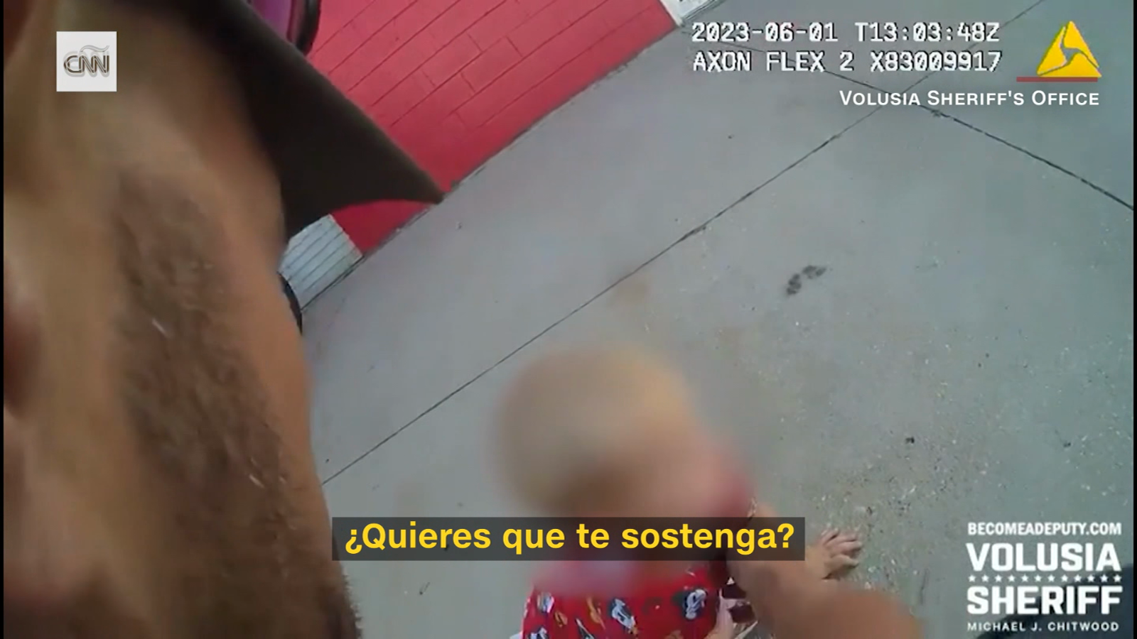 Suspect abandons a child in an alley after stealing a car |  Video