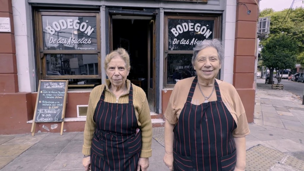 Dos abuelas de 82 y 84 años cocinan y van a un restaurante
