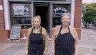 Dos abuelas de 82 y 84 años cocinan y van a un restaurante