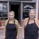 Dos abuelas de 82 y 84 años cocinan y atienden un restaurante