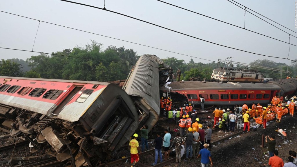 Mueren más de 280 personas en accidente de tren en India