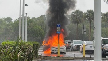 El automóvil de una mujer de Florida se incendió con sus hijos adentro mientras supuestamente robaba en un centro comercial