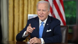 Biden convierte en ley un acuerdo para elevar el techo de la deuda, evitando un incumplimiento histórico