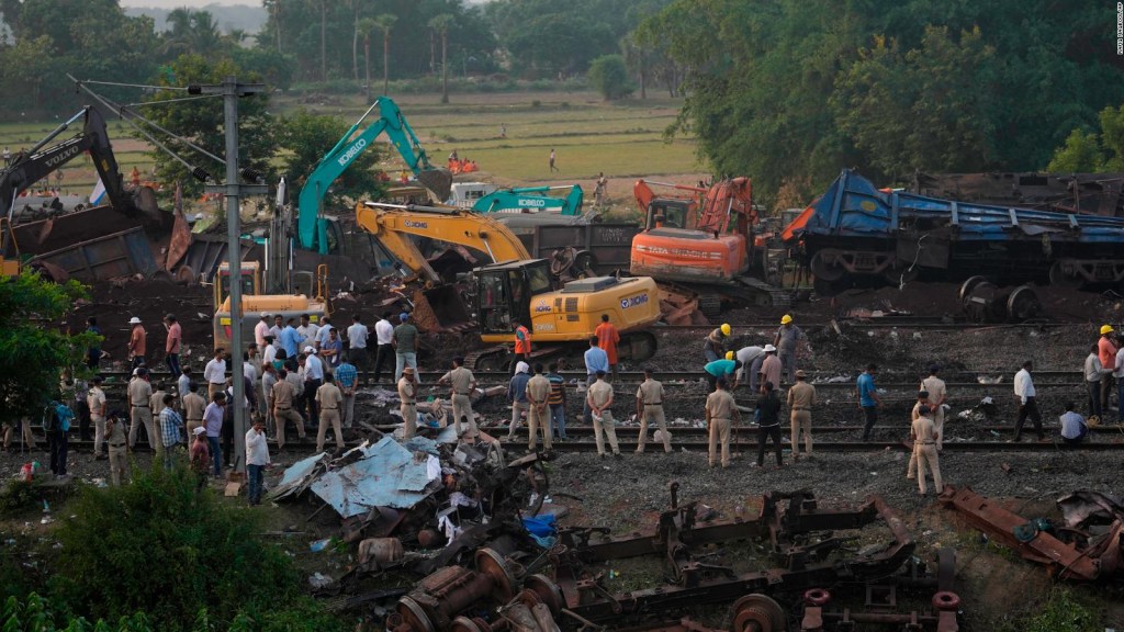 El video muestra las escenas del fatal accidente de tren en India