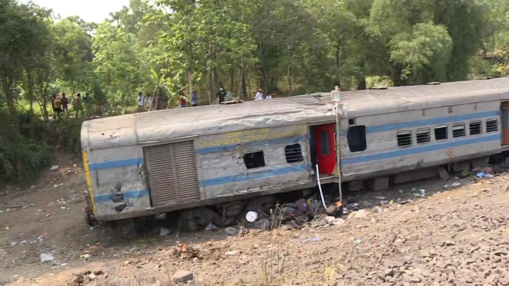 El video muestra la escena del fatal accidente de trenes en India