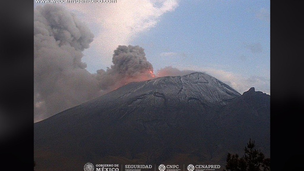 Volcán Popocatépetl arroja material incandescente