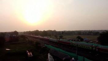 Trenes circulan junto a un grave descarrilamiento en la India