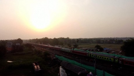 Trenes circulan junto a un grave descarrilamiento en la India