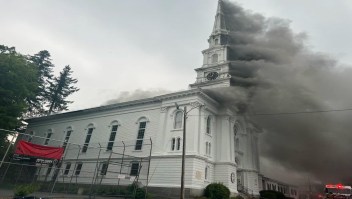 Mira el derrumbe de un histórico campanario tras incendio