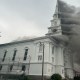 Mira el derrumbe de un histórico campanario tras incendio