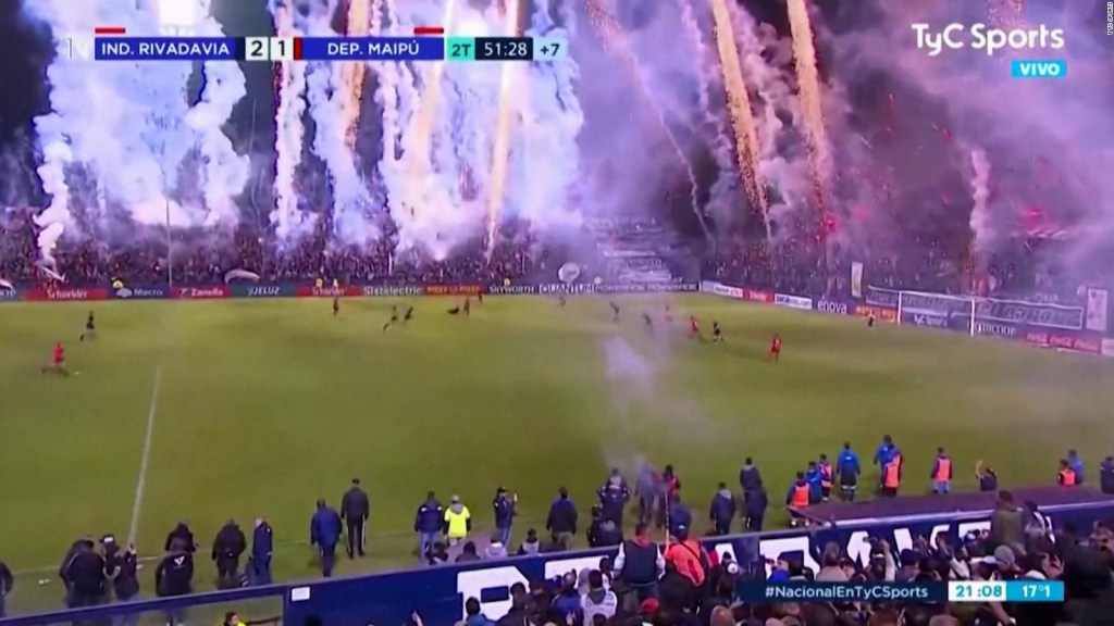 Este partido de fútbol continúa a pesar de los fuegos artificiales