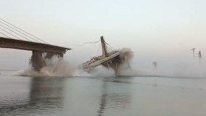 Enorme puente en la India se derrumba por segunda vez