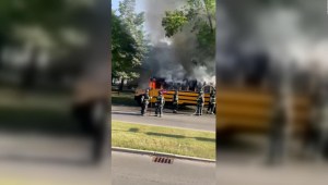 El momento en el que evacúan un bus escolar en llamas