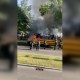 El momento en el que evacúan un bus escolar en llamas