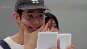 Estudiantes japoneses aprenden a sonreír de nuevo