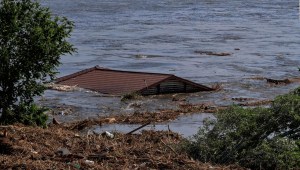 Así flotan las casas río abajo tras el colapso de la presa Nova Kakhovka