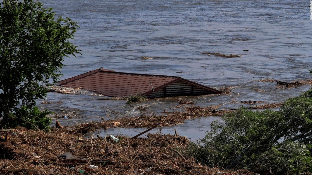 Así flotan las casas río abjo tras el colapso de la presa Nova Kakhovka