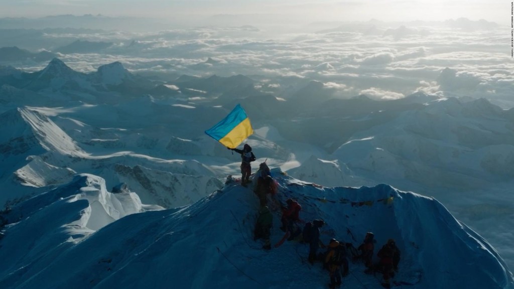 Alpinista ucraniana ondea su bandera en la cima del Everest