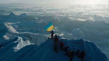 Alpinista ucraniana ondea su bandera en la cima del Everest