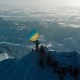 Alpinista ucraniana ondea su bandera en la cima del Everest