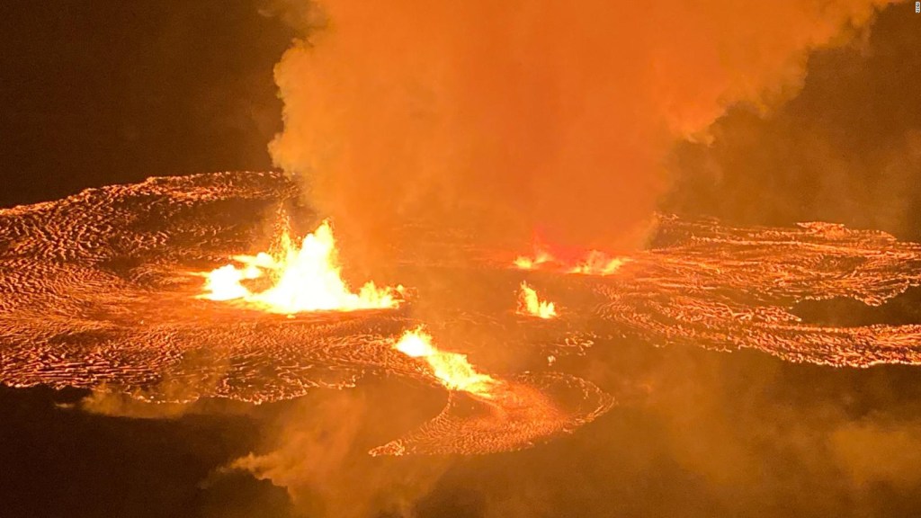 This is how the Kilauea volcano crater erupted in Hawaii