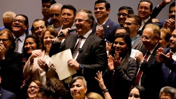 Ebrard renuncia a la Cancillería y se destapa por presidencia de México