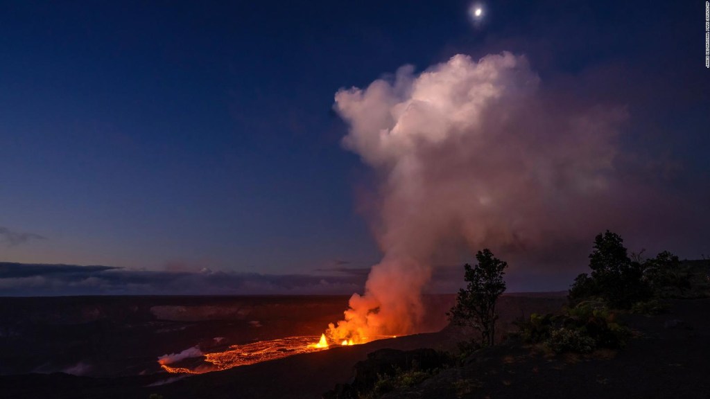 Actividad volcánica del Kilauea en Hawai atrae a miles de turistas