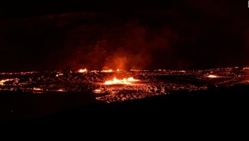 La erupción del volcán Kilauea forma un impresionante manto de lava
