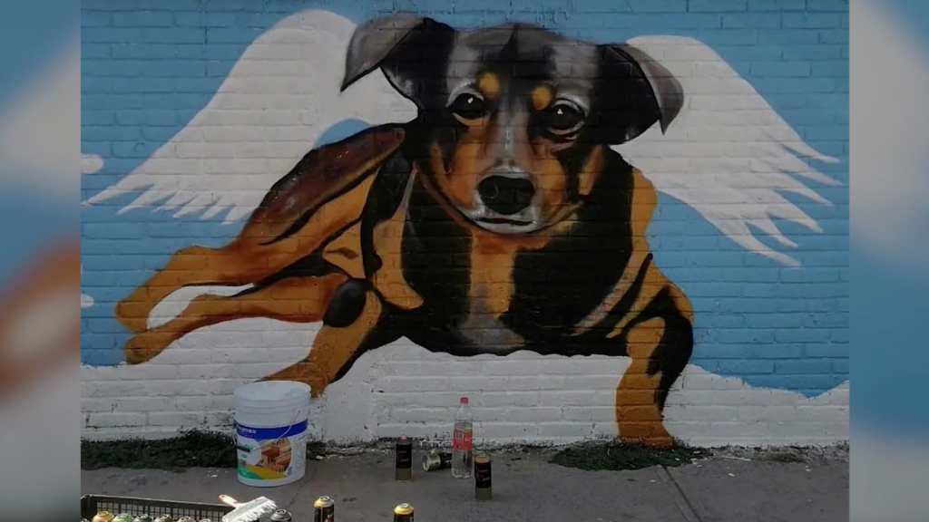 El mural que rinde homenaje al perro que murió hirviendo al óleo