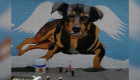 El mural que rinde homenaje a perrito que murió en aceite hirviendo