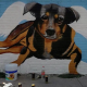 El mural que rinde homenaje a perrito que murió en aceite hirviendo