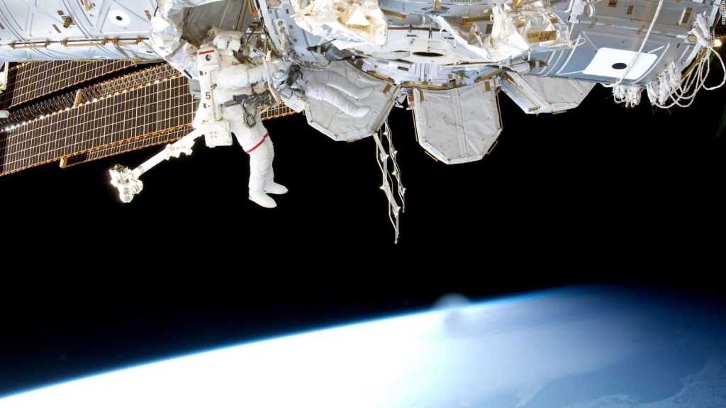Astronautas instalan nuevos paneles solares en el IED