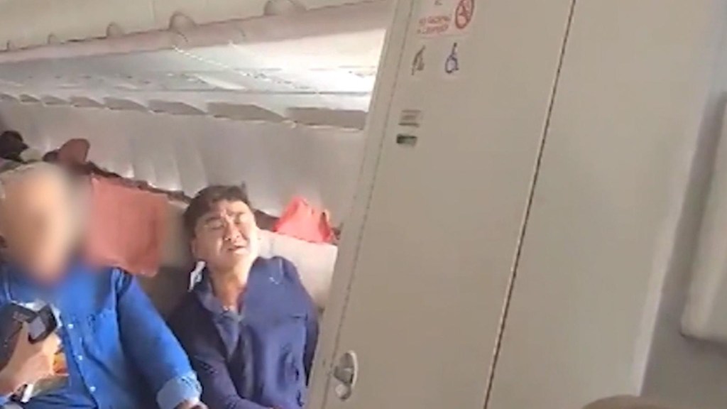 The man sitting next to the passenger who opened the door mid-flight
