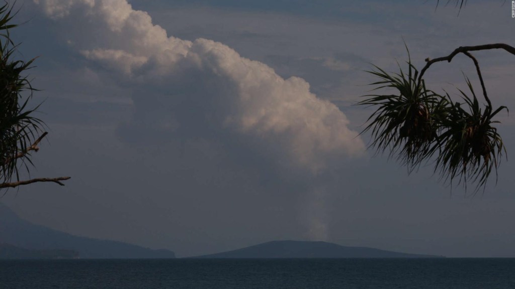 Anak Krakatau spews a pure column of volcanic ash