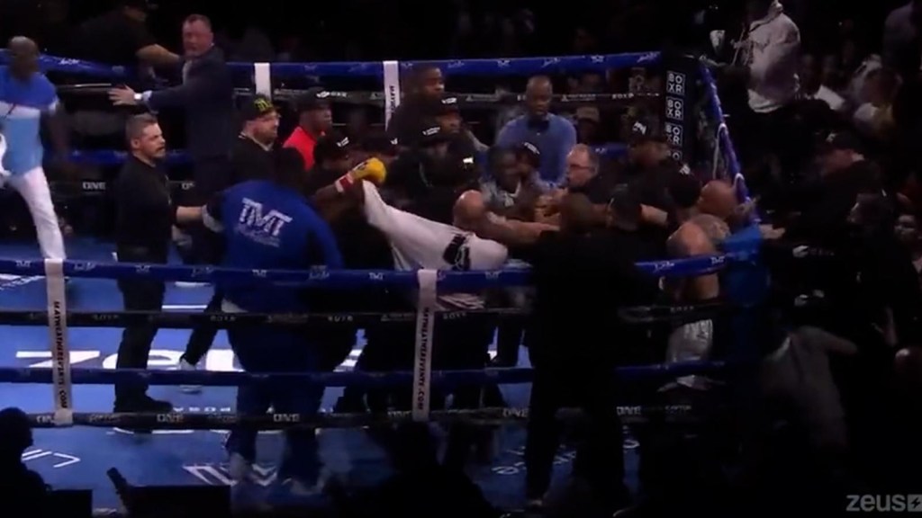 See what happened in the fight between Mayweather Jr. and Gotti III