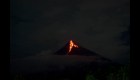 La erupción del Monte Mayon ilumina el cielo nocturno