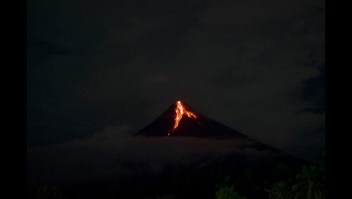 La erupción del volcán Monte Mayon ilumina el cielo nocturno