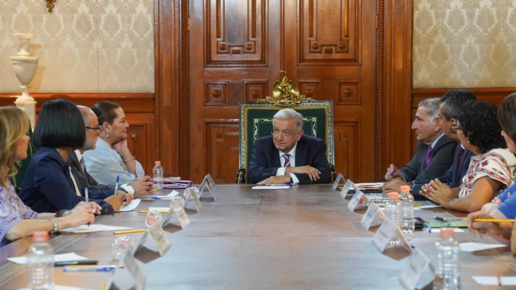 The directors of AMLO and INE meet for the first time